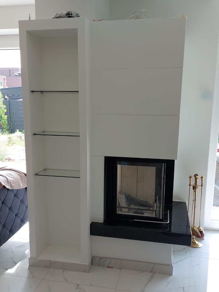 Kamin mit Regal